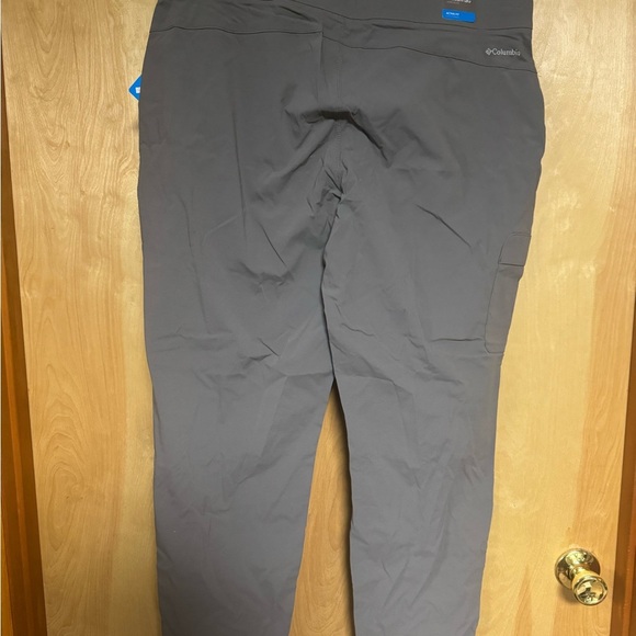 Columbia Gray XL Cargo Pants with Comfort Fit hiking or outdoor wear - Picture 2 of 5